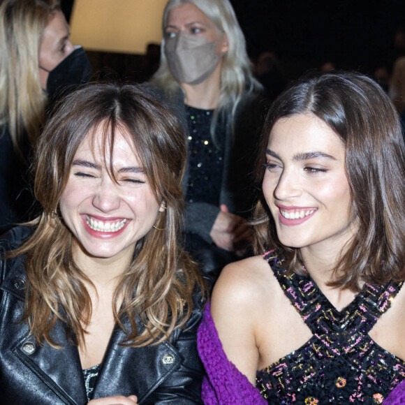 Izïa Higelin et Alma Jodorowsky assistent au 2ème défilé de mode Haute-Couture 2022 "Chanel" au Grand Palais Ephémère à Paris. Le 25 janvier 2022 © Olivier Borde / Bestimage