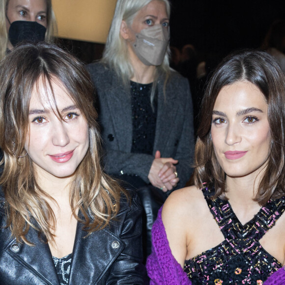 Izïa Higelin et Alma Jodorowsky assistent au 2ème défilé de mode Haute-Couture 2022 "Chanel" au Grand Palais Ephémère à Paris. Le 25 janvier 2022 © Olivier Borde / Bestimage