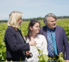 Marine Le Pen, présidente du Rassemblement National, Gilbert Collard et sa fille Flavie lors d'une opération de soutien au candidat RN pour l'Occitanie à Saint-Gilles dans un domaine viticole.