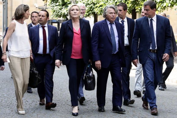 Louis Aliot, Bruno Bilde, Ludovic Pajot, Marine Le Pen, Gilbert Collard et Louis Alliot lors de la rentrée parlementaire des nouveaux députés à l'Assemblée nationale à Paris, le 21 juin 2017.