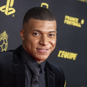 Kylian Mbappé - Photocall de la cérémonie du Ballon d'Or 2021 au Théâtre du Châtelet le 29 novembre 2021. © Cyril Moreau/Bestimage