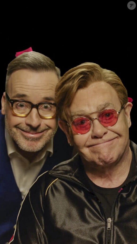 Elton John se met en scène sur les réseaux sociaux, notamment avec le premier concert de son ultime tournée "Farewell Yellow Brick Road" débutant à la Nouvelle Orléans. Le 21 janvier 2022. 