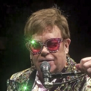 Elton John se met en scène sur les réseaux sociaux, notamment avec le premier concert de son ultime tournée "Farewell Yellow Brick Road" débutant à la Nouvelle Orléans. Le 21 janvier 2022. 
