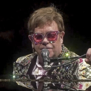 Elton John se met en scène sur les réseaux sociaux, notamment avec le premier concert de son ultime tournée "Farewell Yellow Brick Road" débutant à la Nouvelle Orléans. Le 21 janvier 2022. 