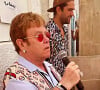 Elton John crée la surprise et interprète on nouveau remix de Cold Heart (avec Dua Lipa) au restaurant La Guérite à Cannes le 14 août 2021. 