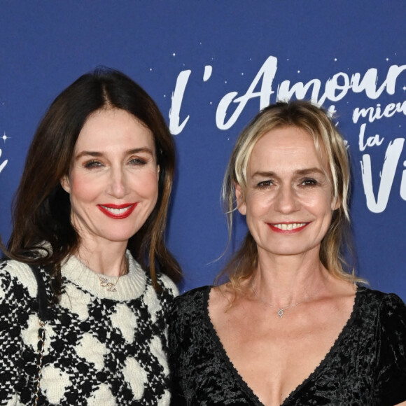 Elsa Zylberstein et Sandrine Bonnaire - Avant-première du film "L'amour c'est mieux que la vie" réalisé par C. Lelouch dont c'est le 50ème film au cinéma UGC Normandie à Paris le 17 janvier 2022. © Coadic Guirec/Bestimage  L'Amour C'est Mieux Que La Vie" premiere at Cinema UGC Normandie on January 17, 2022 in Paris, France.