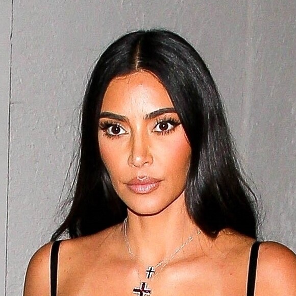 Kim Kardashian porte un pantalon en cuir noir et un top à motif "serpent" rouge pour un dîner au restaurant à Los Angeles