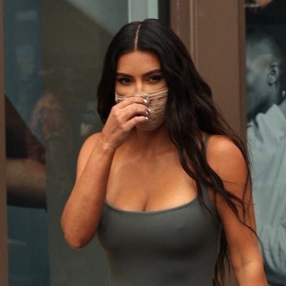 Kim Kardashian fait un passage dans sa boutique Skims au centre commercial The Grove à Los Angeles le 7 avril 2021.