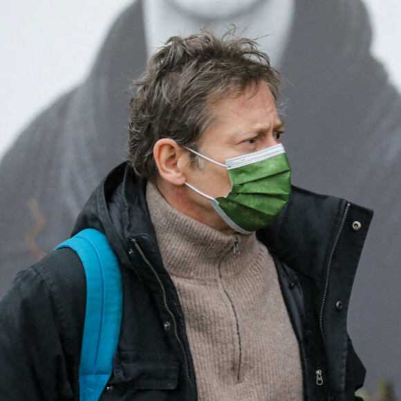 Mathieu Amalric - Sorties des obsèques (bénédiction) de Gaspard Ulliel en l'église Saint-Eustache à Paris. Le 27 janvier 2022 © Jacovides-Moreau / Bestimage