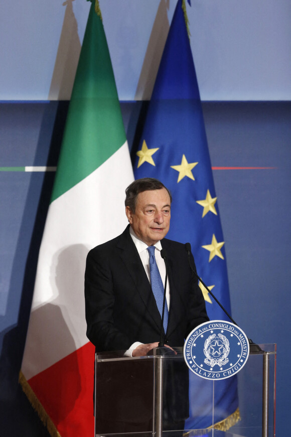 Le Premier ministre italien Mario Draghi présente ses voeux à la presse lors d'une conférence à Rome, le 22 décembre 2021.