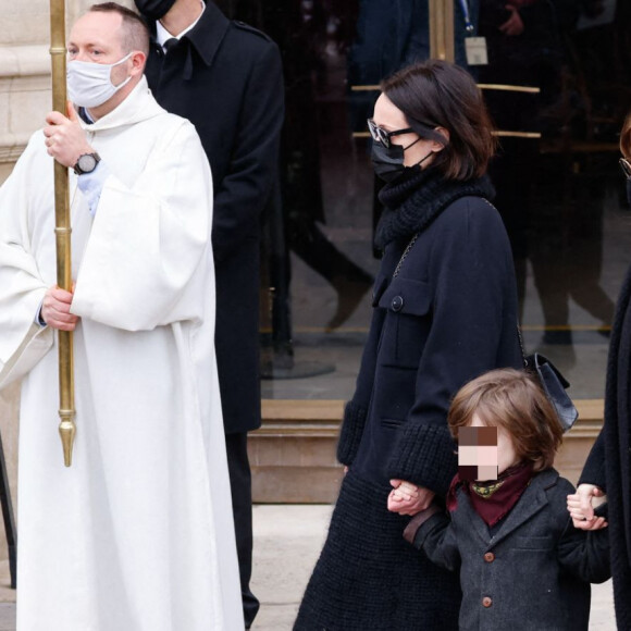 Gaëlle Pietri (ex-compagne du défunt) et son fils Orso, Serge et Christyne Ulliel (parents du défunt) - Sorties des obsèques (bénédiction) de Gaspard Ulliel en l'église Saint-Eustache à Paris. Le 27 janvier 2022 © Jacovides-Moreau / Bestimage