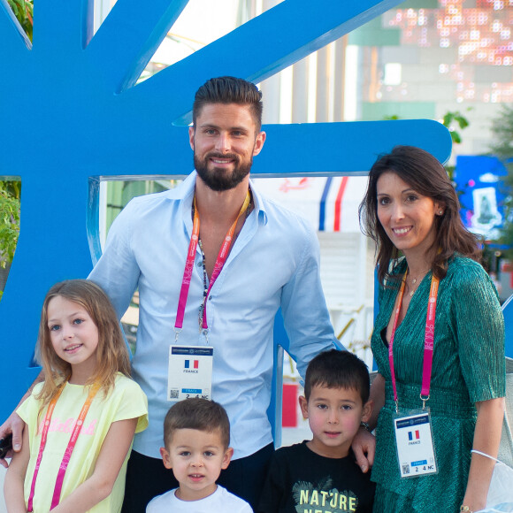 Exclusif - Olivier Giroud avec sa femme Jennifer et leurs enfants, Jade, Evan et Aaron, arrivent au Pavillon France à l'expo universelle Expo Dubaï 2020, à Dubaï.