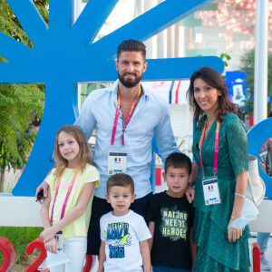 Exclusif - Olivier Giroud avec sa femme Jennifer et leurs enfants, Jade, Evan et Aaron, arrivent au Pavillon France à l'expo universelle Expo Dubaï 2020, à Dubaï, Emirats Arabes Unis, le 28 décembre 2021.