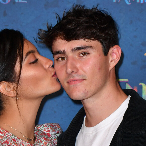 Vaimalama Chaves (Miss France 2019) et son compagnon Nicolas Fleury - Avant-première du film "Encanto" de Disney au Grand Rex à Paris le 19 novembre 2021. © Veeren/Bestimage