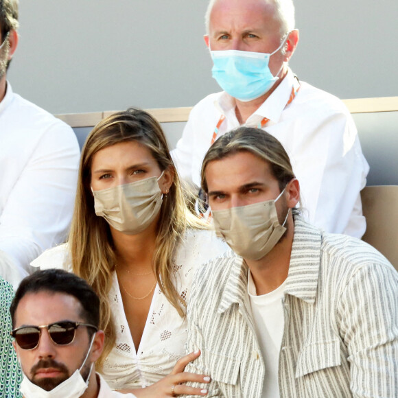 Camille Cerf et son compagnon Théo Fleury dans les tribunes lors de la finale hommes des Internationaux de France de tennis de Roland Garros à Paris le 13 juin 2021. © Dominique Jacovides / Bestimage