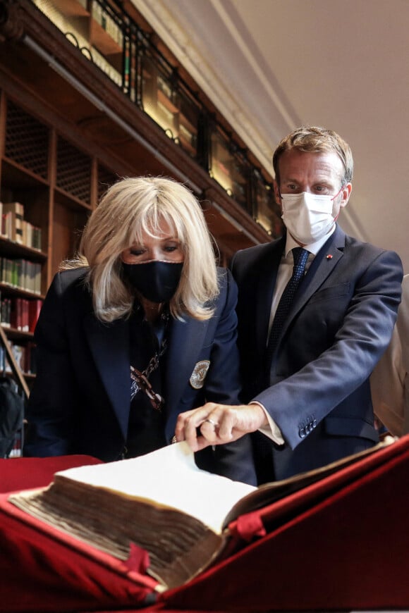 Le président Emmanuel Macron et la première dame Brigitte Macron sur le site Richelieu, berceau historique de la Bibliothèque nationale de France (BnF), mardi 28 septembre 2021, à l'occasion de la livraison du chantier de rénovation et de transformation qui aura duré dix ans, et du 300ème anniversaire de l'installation des collections royales dans ces murs.