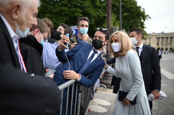 La Première Dame Brigitte Macron rencontre des spectateurs à la fin de la cérémonie du 14 juillet à Paris, France, le 14 juillet 2021.
