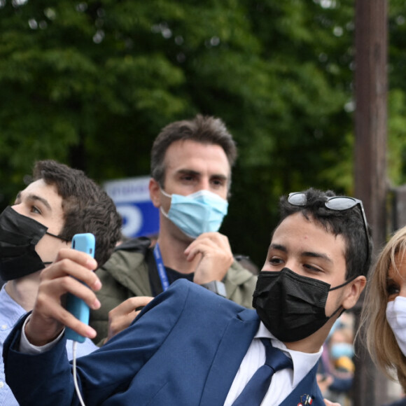 La Première Dame Brigitte Macron rencontre des spectateurs à la fin de la cérémonie du 14 juillet à Paris, France, le 14 juillet 2021.