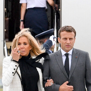 Le président de la République française Emmanuel Macron et sa femme la Premiere Dame Brigitte arrivent à l'aéroport Cornwall, Royaume Uni, le 11 juin 2021, pour le sommet du G7.