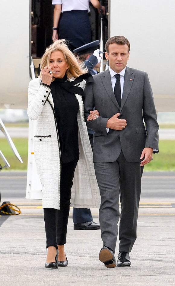 Le président de la République française Emmanuel Macron et sa femme la Premiere Dame Brigitte arrivent à l'aéroport Cornwall, Royaume Uni, le 11 juin 2021, pour le sommet du G7.