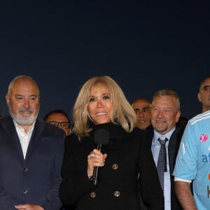 Brigitte Macron, Karl Olive (Maire de Poissy), Robert Pires - Brigitte Macron, présidente de la Fondation Hôpitaux de Paris-Hôpitaux de France, reçoit un chèque de 50000 euros à l'issue du match de football caritatif entre le Variétés club de France et les soignants de l'hôpital Poissy Saint Germain au stade Léo Lagrange à Poissy le 14 octobre 2021.