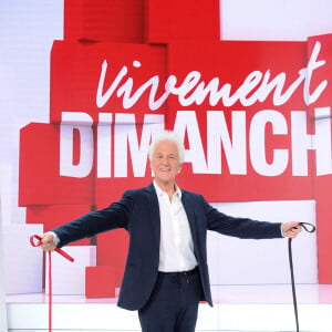 Exclusif - Gérard Lenorman , son chien Tilou et la chienne de Michel Drucker Isia - Enregistrement de l'émission "Vivement Dimanche" présentée par M.Drucker et diffusée le 30 janvier sur France 2. Le 21 janvier 2022 © Guillaume Gaffiot / Bestimage