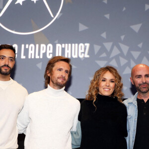 Tarek Boudali, Philippe Lacheau et sa compagne Elodie Fontan et Julien Arruti lors de la cérémonie d'ouverture de la 25ème édition du Festival international du film de comédie de l'Alpe d'Huez le 17 janvier 2022. © Dominique Jacovides / Bestimage