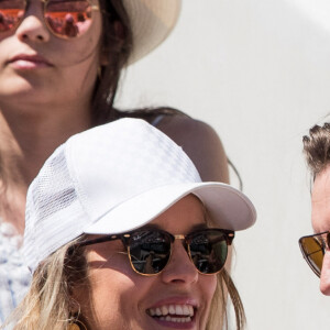 Élodie Fontan et son compagnon Philippe Lacheau dans les tribunes lors des internationaux de tennis de Roland Garros à Paris, France, le 2 juin 2019. © Jacovides-Moreau/Bestimage