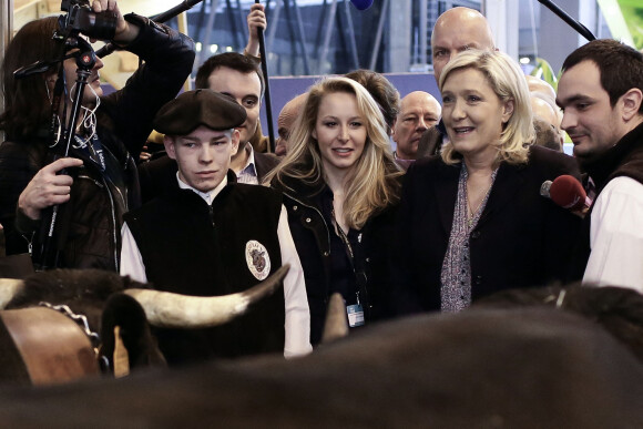 Marine Le Pen et Marion Maréchal Le Pen visitent le Salon International de l'Agriculture à Paris le 1er mars 2016.