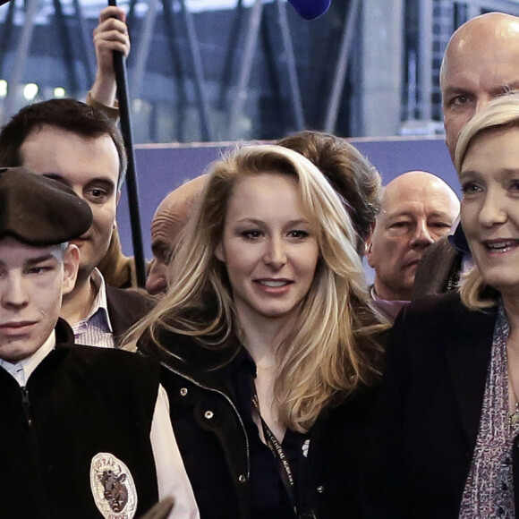 Marine Le Pen et Marion Maréchal Le Pen visitent le Salon International de l'Agriculture à Paris le 1er mars 2016.