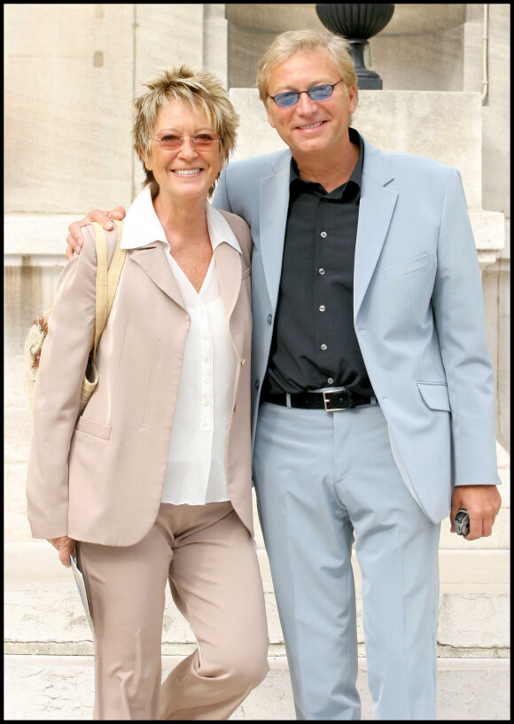 Alice Dona et Laurent Boyer au mariage de Mimie Mathy en la mairie de Neuilly Sur Seine. © Guillaume Gaffiot / Bestimage