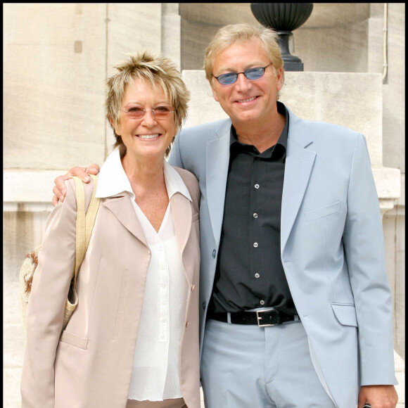 Alice Dona et Laurent Boyer au mariage de Mimie Mathy en la mairie de Neuilly Sur Seine. © Guillaume Gaffiot / Bestimage