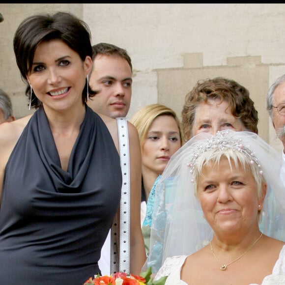 Liane Foly et la mariée - Mariage de MIMIE MATHY et BENOIST GERARD en la mairie de Neuilly Sur Seine. © Guillaume Gaffiot / Bestimage