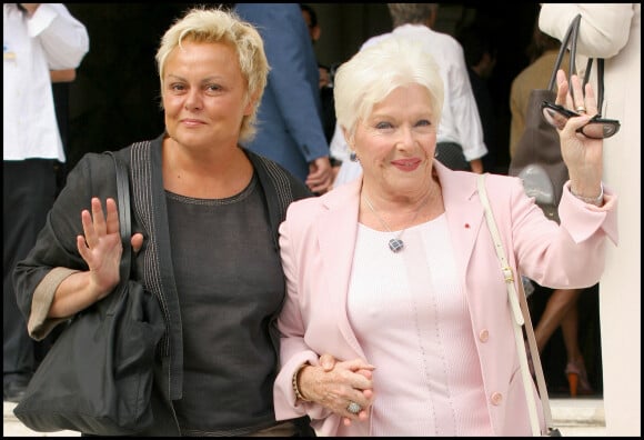 Muriel Robin et Line Renaud - Mariage de MIMIE MATHY et BENOIST GERARD en la mairie de Neuilly Sur Seine. © Guillaume Gaffiot / Bestimage