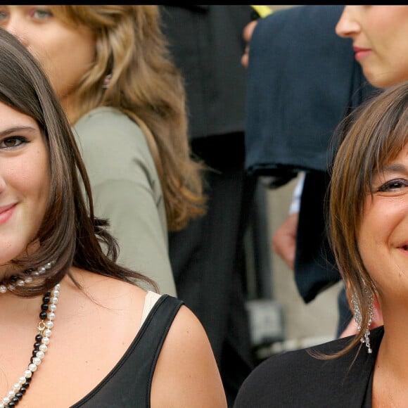 Michèle Bernier et sa fille - Mariage de Mimie Mathy et Benoist Gerard en la mairie de Neuilly Sur Seine. © Guillaume Gaffiot / Bestimage