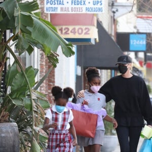 Charlize Theron fait du shopping avec ses enfants Jackson et August à Los Angeles, le 21 janvier 2022.