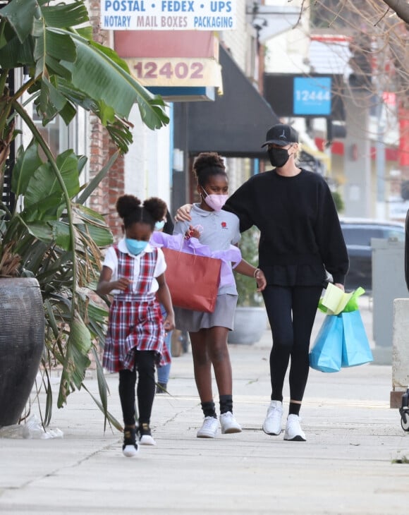 Charlize Theron fait du shopping avec ses enfants Jackson et August à Los Angeles, le 21 janvier 2022.