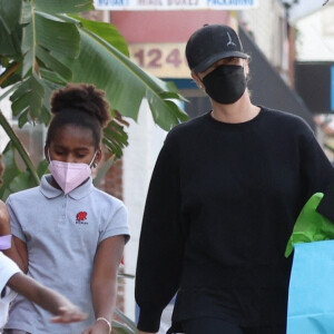 Charlize Theron fait du shopping avec ses enfants Jackson et August à Los Angeles, le 21 janvier 2022. 