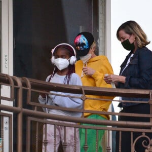 Exclusif - L'actrice sud-africaine de 45 ans, Charlize Theron quitte un restaurant japonais avec ses enfants, Jackson et August et une amie à Los Angeles, le 21 avril 2021.