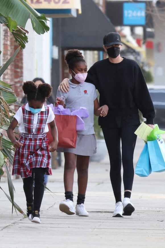 Charlize Theron fait du shopping avec ses enfants Jackson et August à Los Angeles, le 21 janvier 2022.