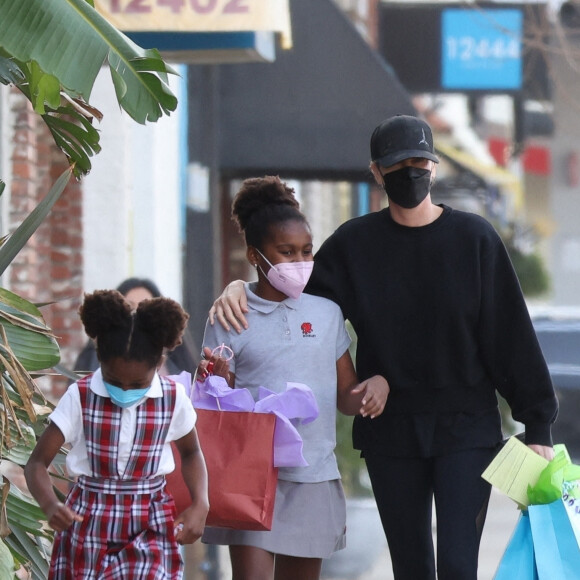 Charlize Theron fait du shopping avec ses enfants Jackson et August à Los Angeles, le 21 janvier 2022.