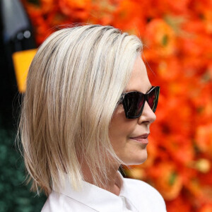 Charlize Theron lors de l'évènement "Veuve Clicquot Polo Classic" à Los Angeles, le 2 octobre 2021. 