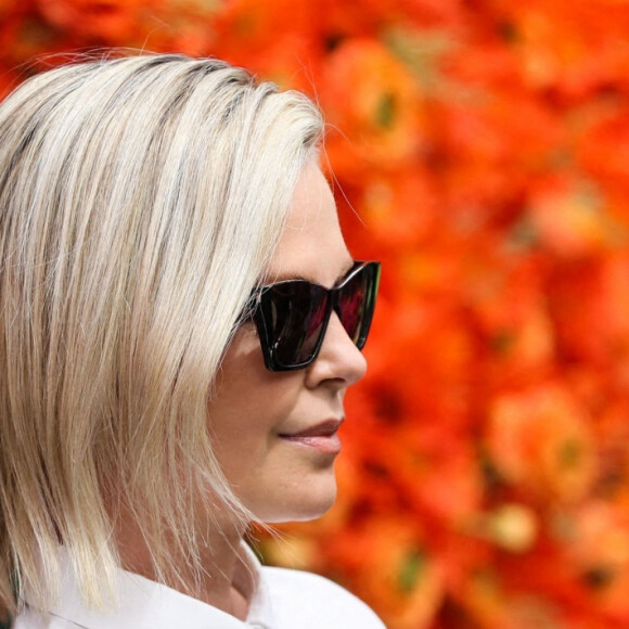 Charlize Theron lors de l'évènement "Veuve Clicquot Polo Classic" à Los Angeles, le 2 octobre 2021.