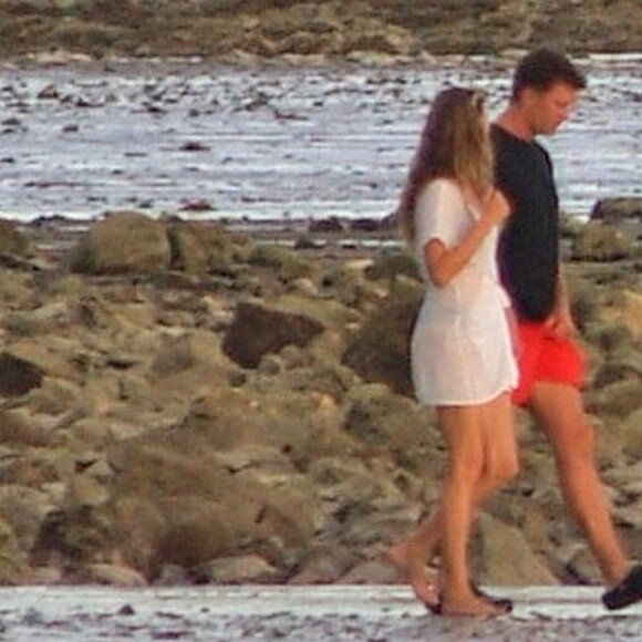 Gisele Bundchen et son mari Tom Brady se baladent en amoureux avec leur chien sur une plage pendant leurs vacances en famille au Costa Rica, le 29 juin 2021. 
