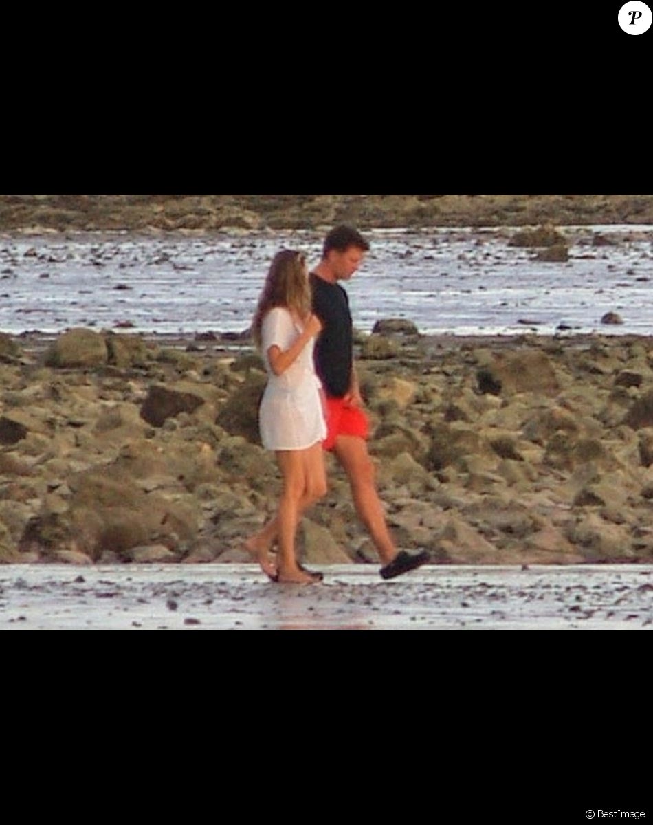 Gisele Bundchen et son mari Tom Brady se baladent en amoureux avec leur chien sur une plage pendant leurs vacances en famille au Costa Rica, le 29 juin 2021.