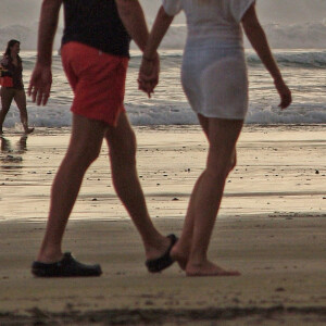 Exclusif - Gisele Bundchen et son mari Tom Brady se baladent en amoureux avec leur chien sur une plage pendant leurs vacances en famille au Costa Rica, le 29 juin 2021. 