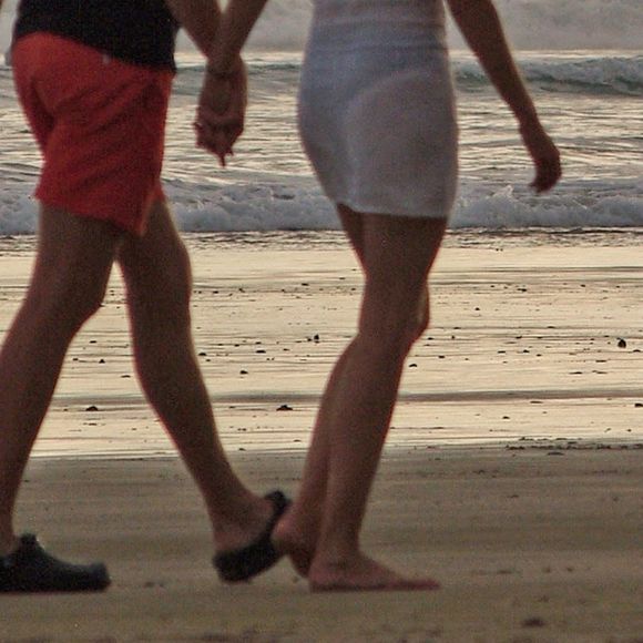 Exclusif - Gisele Bundchen et son mari Tom Brady se baladent en amoureux avec leur chien sur une plage pendant leurs vacances en famille au Costa Rica, le 29 juin 2021. 