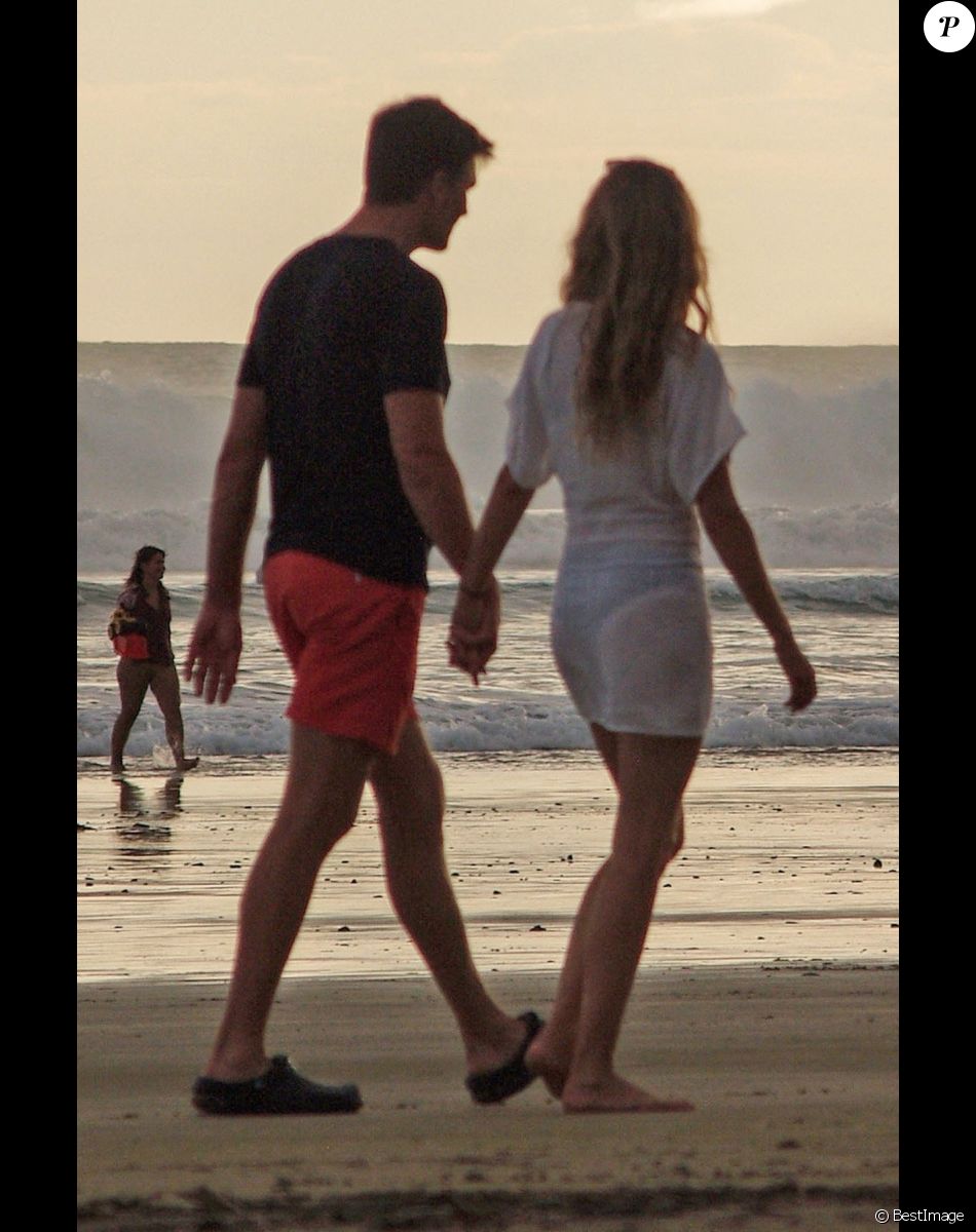 Exclusif - Gisele Bundchen et son mari Tom Brady se baladent en amoureux avec leur chien sur une plage pendant leurs vacances en famille au Costa Rica, le 29 juin 2021.