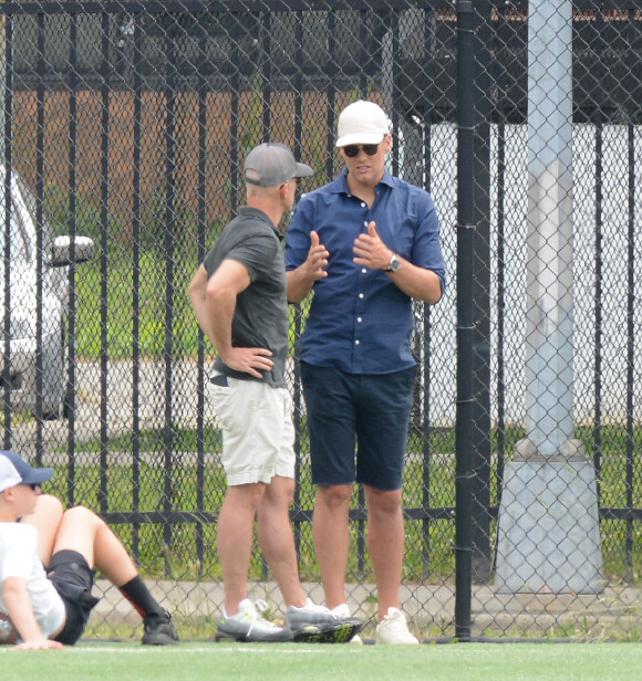 Tom Brady, le mari de Gisele.Bundchen, fait quelques passes de football américain dans un parc à New York le 23 mai 2021. 