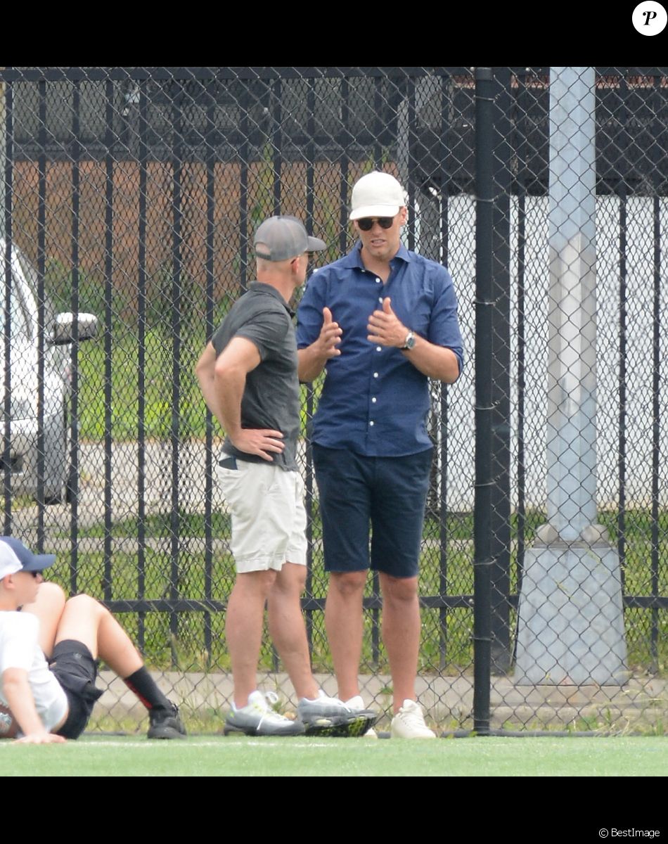 Tom Brady, le mari de Gisele.Bundchen, fait quelques passes de football américain dans un parc à New York le 23 mai 2021.